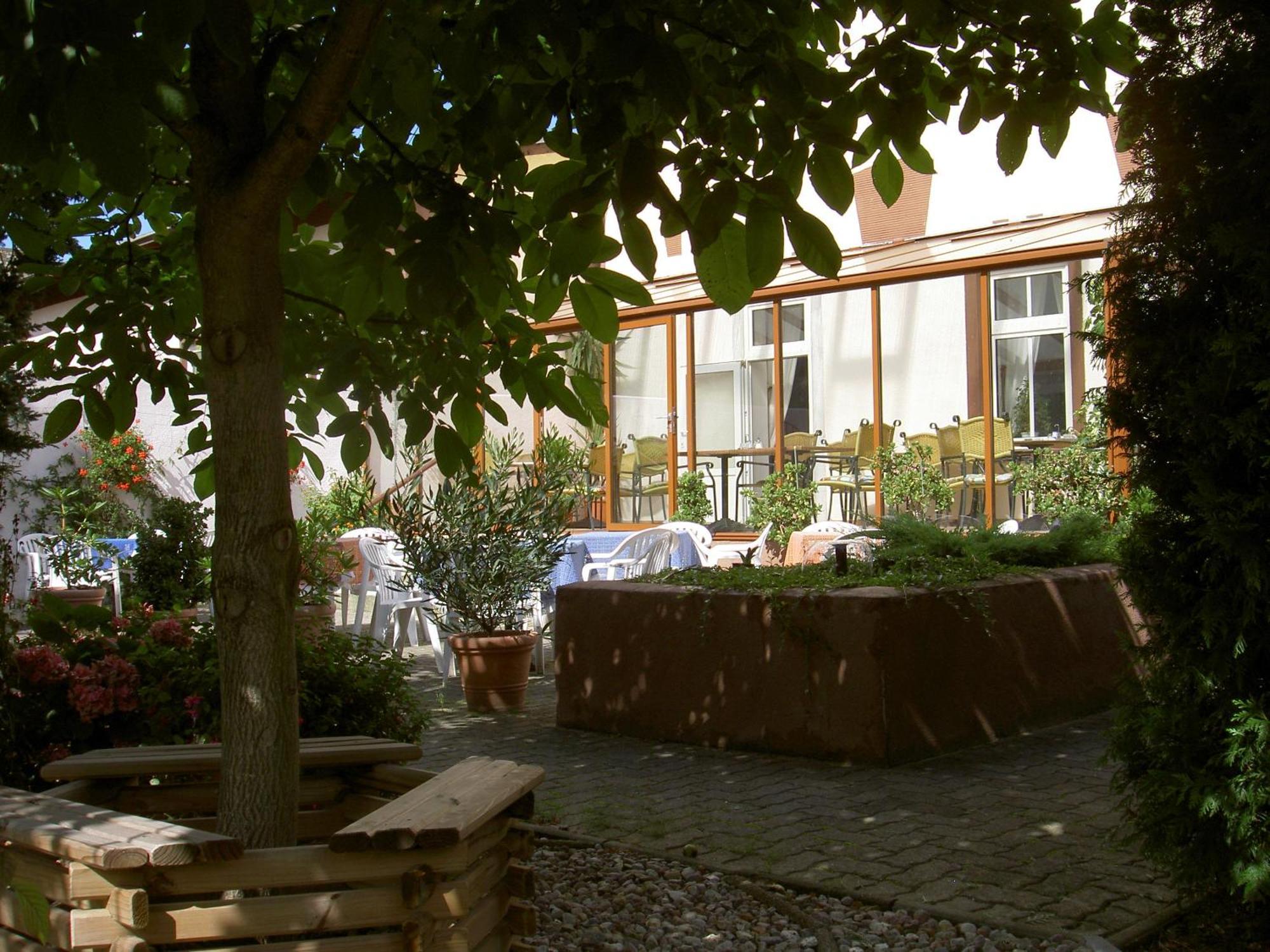 Hotel Gesellschaftshaus Берген-ауф-Рюген Экстерьер фото